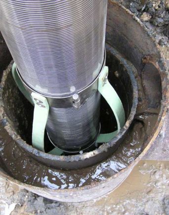 Mise en place d’une colonne de captage inox à fil enroulée – Forage d’eau potable